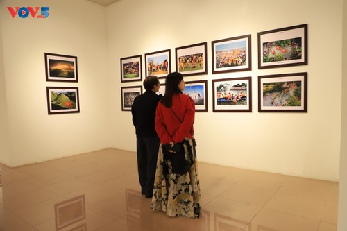 Pameran Foto : “Vietnam-Indonesia: Melalui Lensa Persahabatan“ - ảnh 15