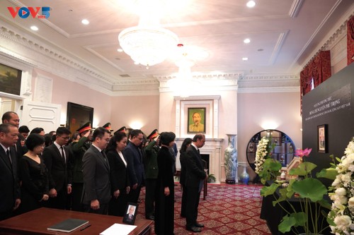 Vietnamese embassies hold respect-paying ceremony for Party leader - ảnh 4