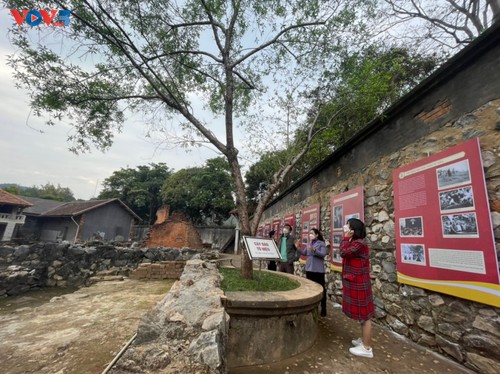 Fotoausstellung anlässlich des 110. Geburtstags des Revolutionärs To Hieu - ảnh 1