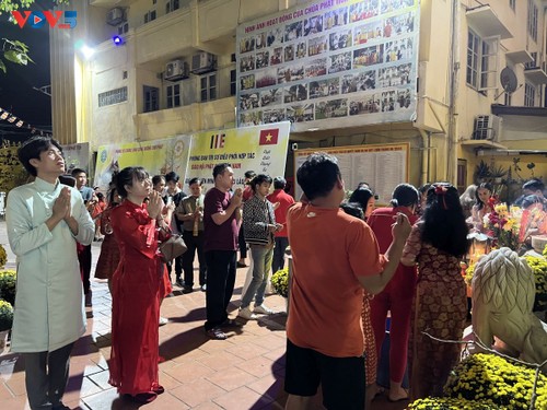 Vietnamesen in Laos besuchen die Pagode zu Beginn des Mondneujahres - ảnh 1