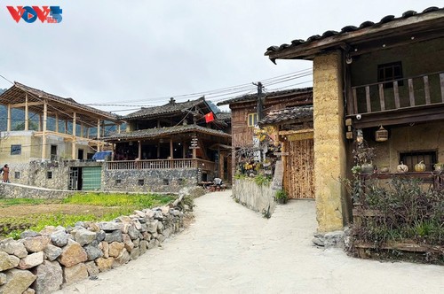 베트남 최북단 위치한 로로짜이 마을, 겸손한 아름다움으로 세계적 주목을 받다 - ảnh 4