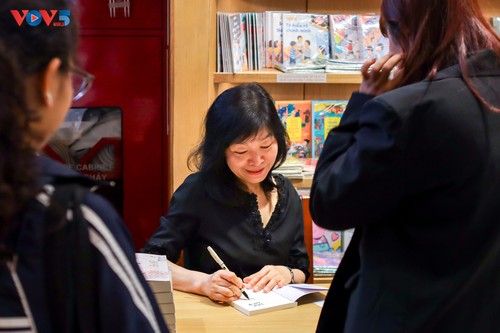 韓 작가 신경숙과의 만남, 한국 문학이 베트남 독자의 마음에 와닿을 때 - ảnh 2