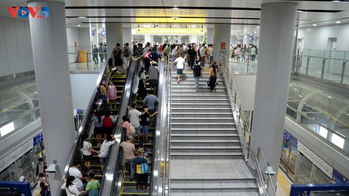 호찌민시 메트로 1호선, 운행 1년 만에 이용객 1,900만 명 기록 - ảnh 1