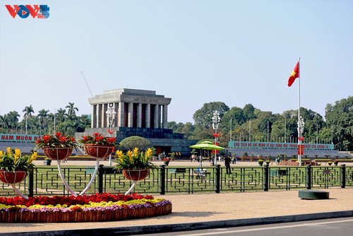 Ibu Kota Hanoi Dipenuhi dengan Bendera dan Bunga Menjelang Kongres Nasional ke-14 PKV - ảnh 4