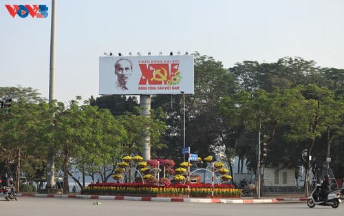 Ibu Kota Hanoi Dipenuhi dengan Bendera dan Bunga Menjelang Kongres Nasional ke-14 PKV - ảnh 8