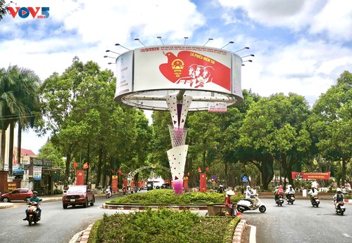 Surat Suara Dikirimkan ke Setiap Rumah, Informasi Pemilu Menyebar dari Akar Rumput di Provinsi Dak Lak - ảnh 1