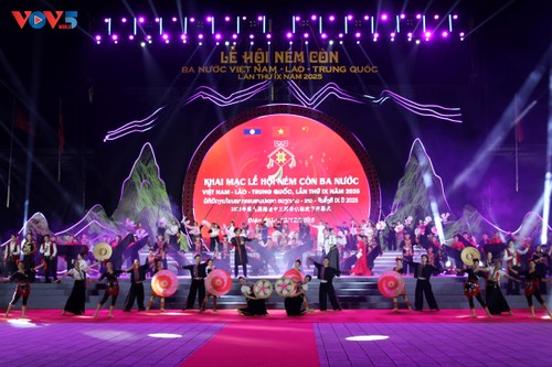 第九届越南、老挝、中国三国抛绣球节开幕式 - ảnh 1