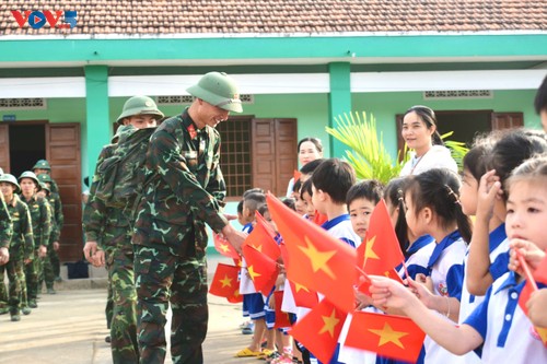 “光中战役”胜利完成：部队撤离灾区，情谊长留民心 - ảnh 1