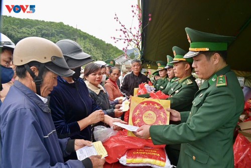 把新春温暖送到真梅-陵姑海域民众身边 - ảnh 2