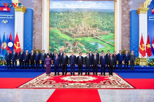 苏林共同主持越柬老三党领导人会晤 - ảnh 1