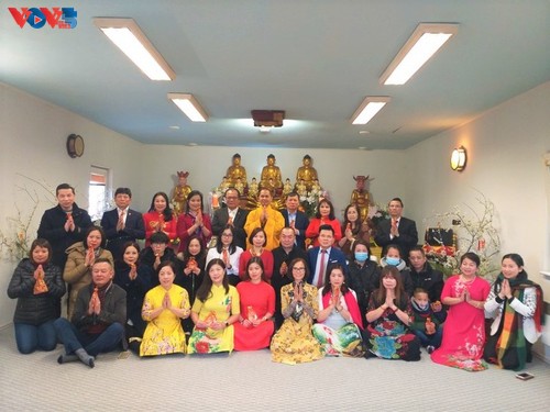 Going to the pagoda at the Lunar New Year, a Vietnamese tradition - ảnh 12