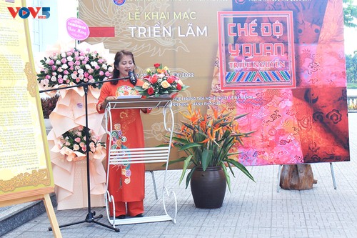 Exhibit features Nguyen dynasty attire and headgear - ảnh 2