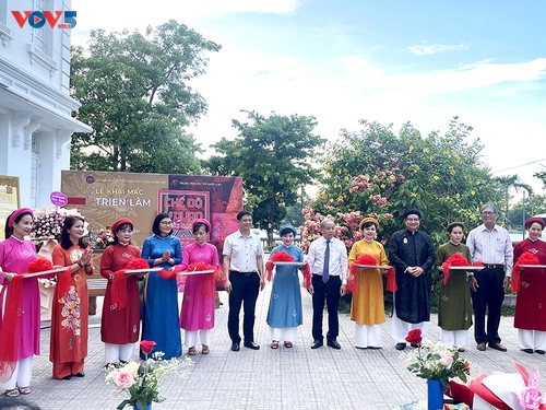 Exhibit features Nguyen dynasty attire and headgear - ảnh 1