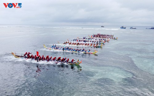 Tu Linh boat racing festival of Ly Son fishermen opens - ảnh 1
