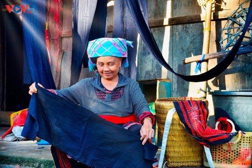 Mong ethnic communities preserve indigo dyeing in Lai Chau - ảnh 2