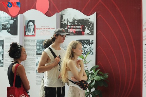 «Allumer la flamme rouge»: une exposition qui rend hommage aux héros et aux morts pour la Patrie - ảnh 15