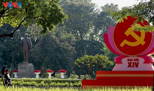 Hanoï se pare de drapeaux et de fleurs à l’approche du XIVᵉ Congrès national du Parti - ảnh 10