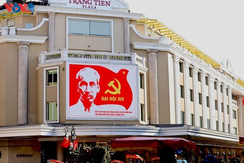 Hanoï se pare de drapeaux et de fleurs à l’approche du XIVᵉ Congrès national du Parti - ảnh 11