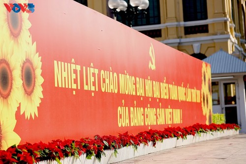 Hanoï se pare de drapeaux et de fleurs à l’approche du XIVᵉ Congrès national du Parti - ảnh 12