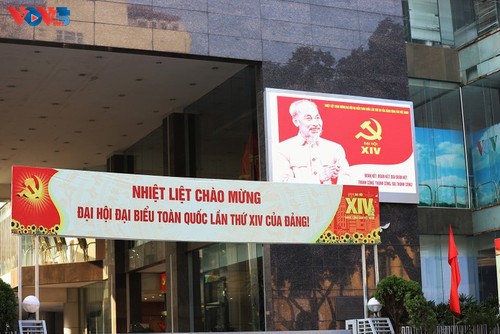 Hanoï se pare de drapeaux et de fleurs à l’approche du XIVᵉ Congrès national du Parti - ảnh 13