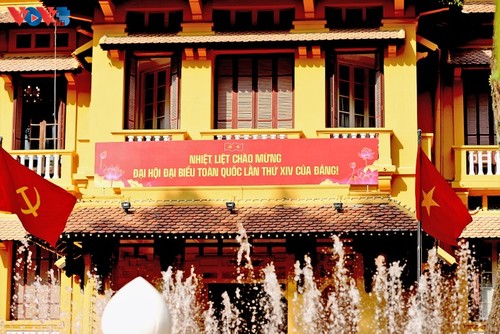 Hanoï se pare de drapeaux et de fleurs à l’approche du XIVᵉ Congrès national du Parti - ảnh 14