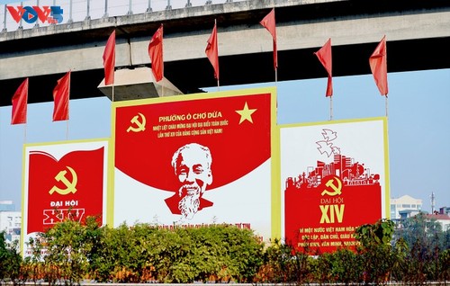 Hanoï se pare de drapeaux et de fleurs à l’approche du XIVᵉ Congrès national du Parti - ảnh 15