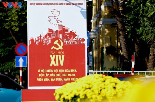 Hanoï se pare de drapeaux et de fleurs à l’approche du XIVᵉ Congrès national du Parti - ảnh 22