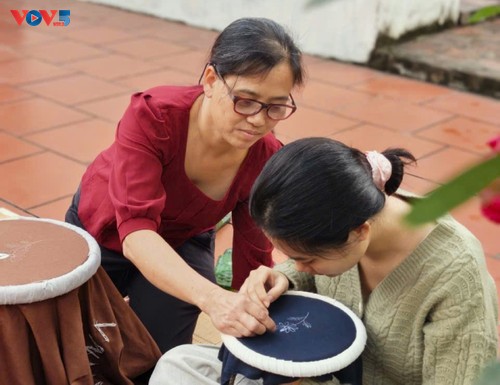 À Quât Dông, la broderie comme retour aux sources - ảnh 3