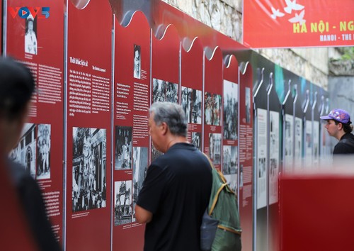 Hanoi’s liberation day reenacted at Hoa Lo prison relic site - ảnh 4