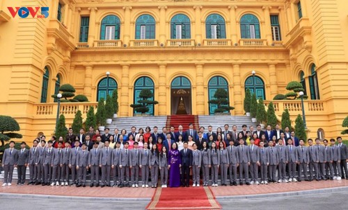 Olympiad winners awarded third, second-labor orders - ảnh 1