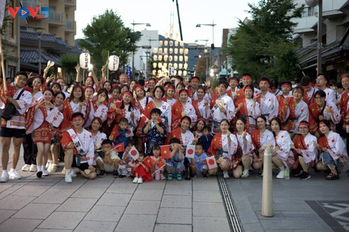 在日ベトナム人コミュニティ、長野の夏祭り「びんずる祭り」に参加 - ảnh 1