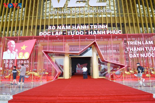Exhibition “80-year journey of Independence-Freedom-Happiness” draws public interest - ảnh 1