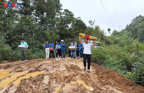 Mid-autumn festival organized in border areas of Son La province - ảnh 2