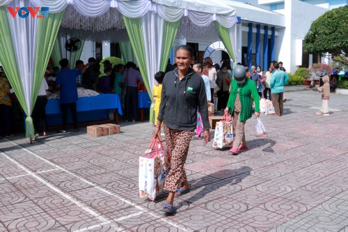 “Zero-dong supermarket” spreads care and compassion - ảnh 3