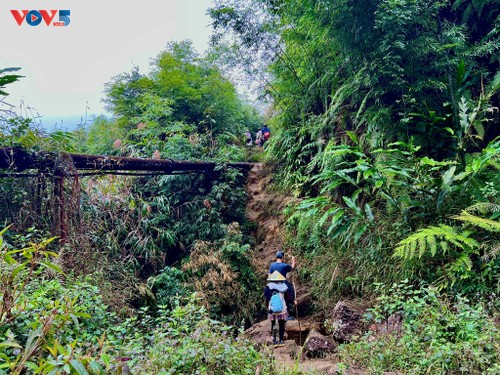 Thrilling trail on mountain range to Ta Van village - ảnh 2