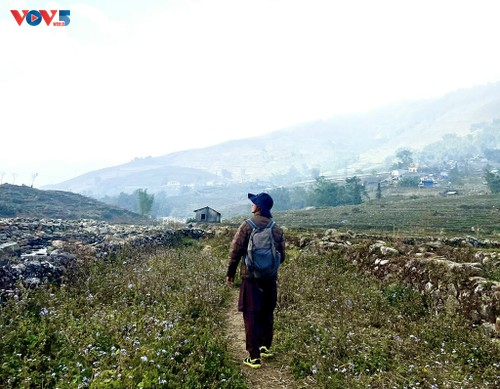 Thrilling trail on mountain range to Ta Van village - ảnh 6