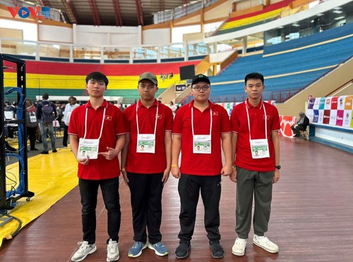 Vietnamese students win medals at International Olympiad in Informatics  - ảnh 1