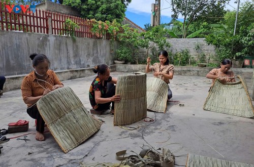 Ha Tinh keeping alive its centuries-old craft of making palm-leaf raincoats - ảnh 4