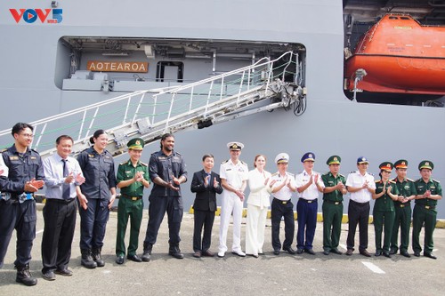 New Zealand Navy’s largest support vessel visits Ho Chi Minh City - ảnh 2