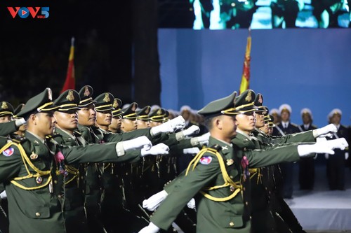 Quân đội Lào và Campuchia tổng hợp luyện diễu binh cùng Việt Nam tại TP.HCM - ảnh 5