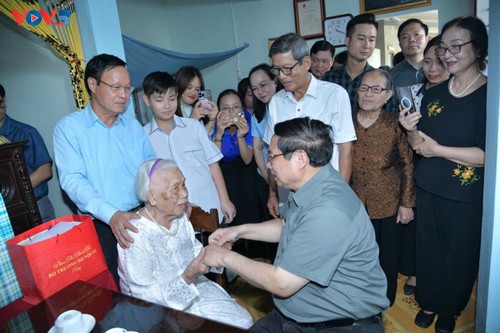 Thủ tướng dâng hương viếng các Anh hùng liệt sĩ tại Quảng Trị - ảnh 7