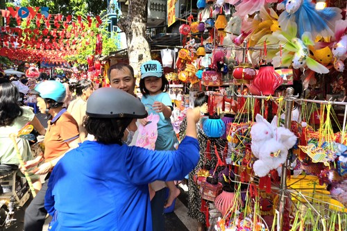 Nhộn nhịp không khí đón Tết Trung thu tại phố cổ Hà Nội - ảnh 2