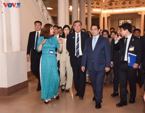 チン首相夫妻と石破首相夫妻 ベトナム国立歴史博物館を訪問 - ảnh 1