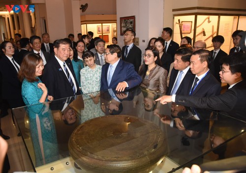 チン首相夫妻と石破首相夫妻 ベトナム国立歴史博物館を訪問 - ảnh 2