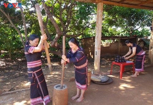 ジャライ族の女性たちの米つき - ảnh 1