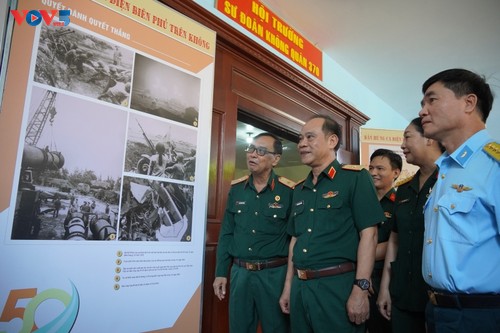 全国各地举行活动纪念空中奠边府大捷50周年 - ảnh 2