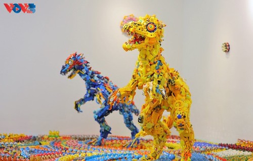 “塑料纪”艺术展传递环保信息 - ảnh 4