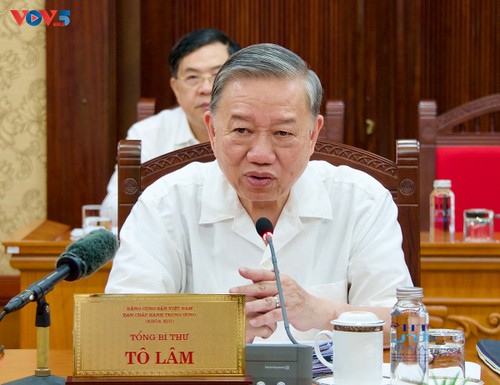 苏林主持召开书记处会议，讨论2013年宪法修改人民意见征集工作 - ảnh 1