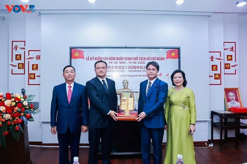 向广东革命历史博物馆捐赠特殊礼物 - ảnh 1