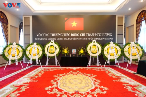 中国全国政协副主席吊唁越南前国家主席陈德良 - ảnh 1